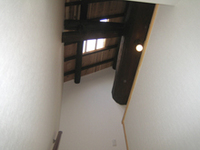 ■リフォーム後の階段ホール
階段ホールは、既設の梁がうつくしい吹き抜けです。光を採りこみ開放感ある階段ホールが完成しました。