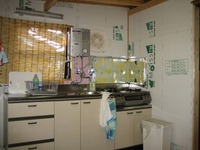 【キッチンリフォーム後】
使いやすいキッチンを入れました。コンロ周りには耐火性のあるMOISSを使用していますので、外部からの熱い空気も遮ります。