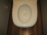 アラウーノは家庭用洗剤を
セットすることで、流すたびに
便器内を洗浄するので汚れが
つきにくいです。